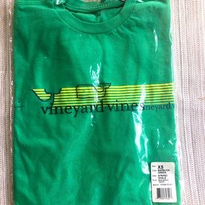 Vineyard Vines men’s XS Striped Whale SS tshirt.